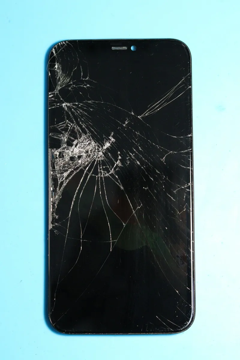 Écran de smartphone cassé — réparation MEDIAPHONE